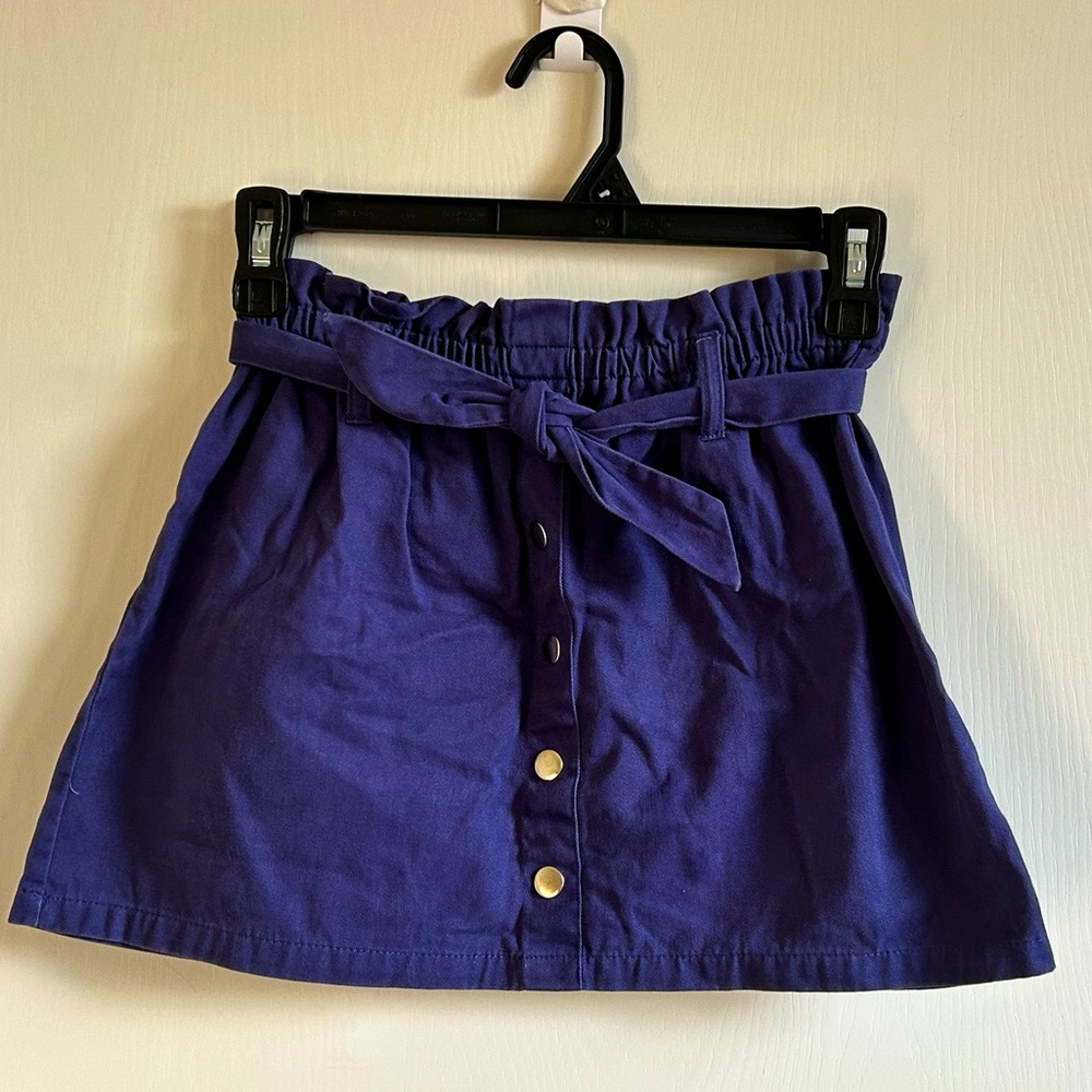 Cute blueish purple skirt with a tying options in the front!